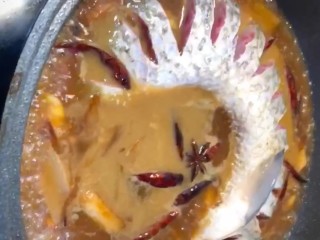 6、家常炖草鱼,放入杀好的草鱼