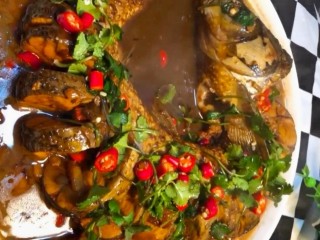 8、家常炖草鱼,出锅撒点小米椒，香菜即可