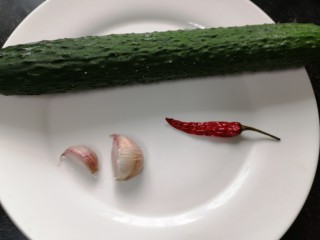 1、蒜泥黄瓜,准备好所需材料