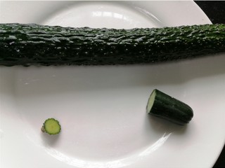 2、蒜泥黄瓜,将黄瓜两头切掉并清洗干净