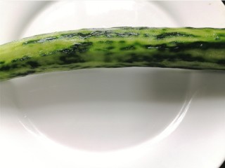 3、蒜泥黄瓜,将黄瓜皮刨掉，不用完全刨干净这样颜色更好看