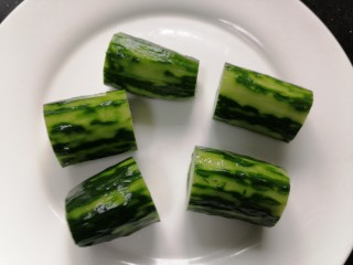 4、蒜泥黄瓜,将黄瓜切成均匀的段状