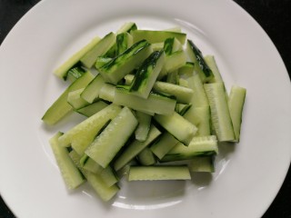 5、蒜泥黄瓜,将黄瓜切成小条状