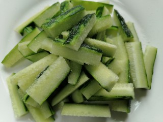6、蒜泥黄瓜,撒上适量盐开始腌黄瓜