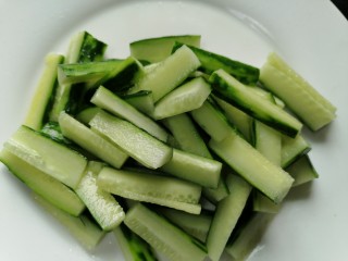7、蒜泥黄瓜,腌至黄瓜出水