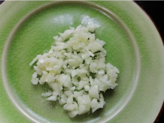 8、蒜泥黄瓜,将大蒜头剁成蒜泥