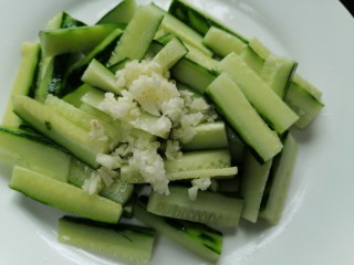 9、蒜泥黄瓜,将腌黄瓜的水倒掉放入蒜泥