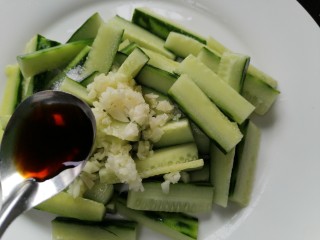 11、蒜泥黄瓜,加入少许生抽提鲜
