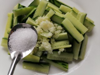 10、蒜泥黄瓜,加入一勺白糖