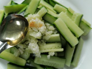 12、蒜泥黄瓜,加入一勺米醋