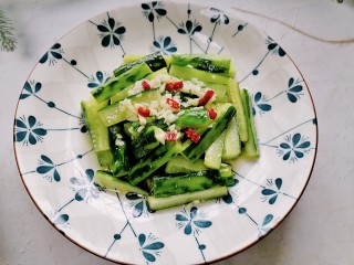 15、蒜泥黄瓜,黄瓜拌好后另装一盘