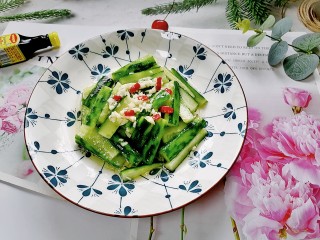 16、蒜泥黄瓜,拍上成品图，一道清爽又美味的蒜泥黄瓜就完成了。