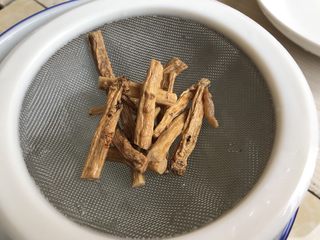 7、五指毛桃老鸡汤～广式老火靓汤,党参洗干净