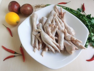1、百香果柠檬鸡爪,准备所需食材。