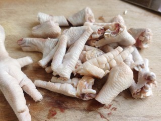 3、百香果柠檬鸡爪,把鸡爪剁成两半，剁成小块的鸡爪更容易入味。