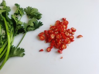 9、百香果柠檬鸡爪,小米辣切碎，香菜切成小段。