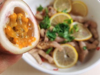 14、百香果柠檬鸡爪,百香果从中间对半切开，用勺子挖出果肉，放入鸡爪中。