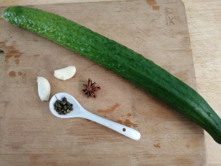 1、蓑衣黄瓜,黄瓜洗干净，准备蒜瓣，八角麻椒。