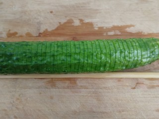 2、蓑衣黄瓜,黄瓜两侧下面放筷子，这样不会切段，直切。