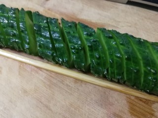 4、蓑衣黄瓜,45度斜切。