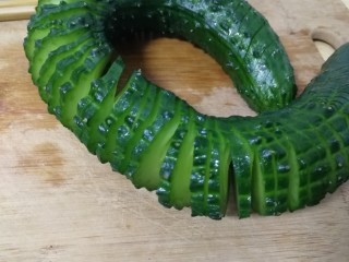 5、蓑衣黄瓜,切好的黄瓜不会断，拉长像弹簧。