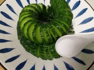 6、蓑衣黄瓜,盘着放入碗内，均匀洒上盐，腌制半小时。
