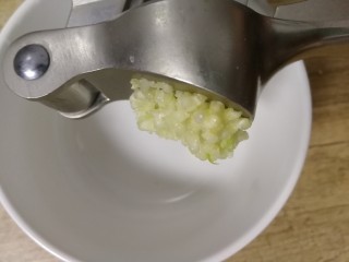 7、蓑衣黄瓜,蒜压成泥。