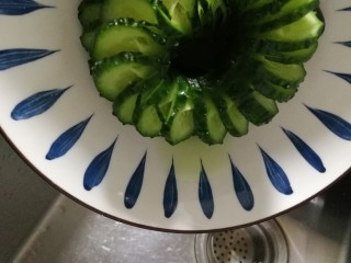 8、蓑衣黄瓜,控掉腌出的黄瓜汁，这样的黄瓜口感更加脆爽。