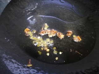 9、蓑衣黄瓜,热锅凉油，放入八角和麻椒，把油烧滚。