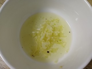 10、蓑衣黄瓜,滤掉八角麻椒，倒入蒜泥碗里。