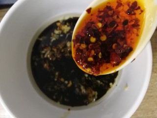 13、蓑衣黄瓜,加辣椒油增香。