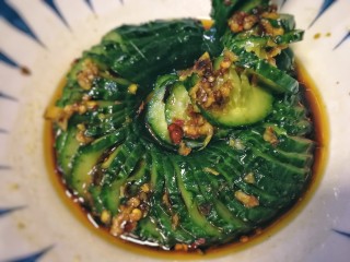 14、蓑衣黄瓜,淋入拌匀的酱汁。