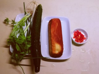 1、凉拌素鸡,食材准备好