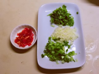 2、凉拌素鸡,香菜 香葱 蒜切碎