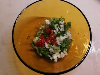 3、凉拌素鸡,葱 蒜 香菜连同剁椒一起放入碗里