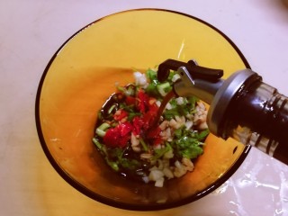 4、凉拌素鸡,倒入生抽 醋