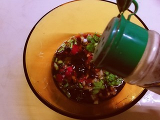 5、凉拌素鸡,放入胡椒粉