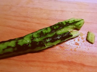 7、凉拌素鸡,黄瓜清洗干净 用刀拍松