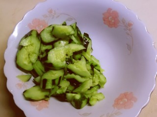 8、凉拌素鸡,切块 放入拌菜碗里