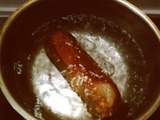 9、凉拌素鸡,素鸡放入开水中煮1分钟 捞出