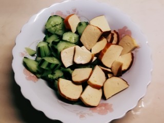 11、凉拌素鸡,放入拌菜碗里