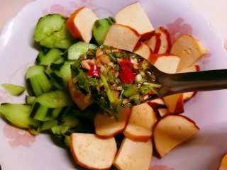 12、凉拌素鸡,放入调好的料汁