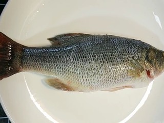 1、糖醋鲈鱼,鲈鱼去内脏清洗干净