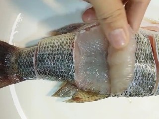 2、糖醋鲈鱼,如图改上瓦片刀备用