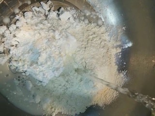 3、糖醋鲈鱼,盆中加入一勺淀粉，一勺面粉，盐，适量清水