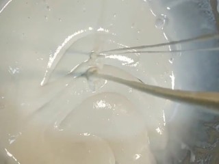 4、糖醋鲈鱼,搅拌均匀浓稠面糊状