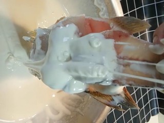 5、糖醋鲈鱼,鲈鱼挂上面糊