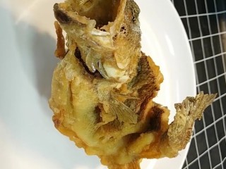 7、糖醋鲈鱼,炸至定型金黄酥脆捞出装盘备用