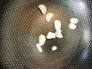 8、糖醋鲈鱼,锅留底油放入蒜片爆香