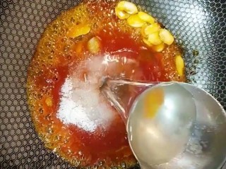 9、糖醋鲈鱼,加入一勺橙汁，一勺番茄酱，白糖，白醋